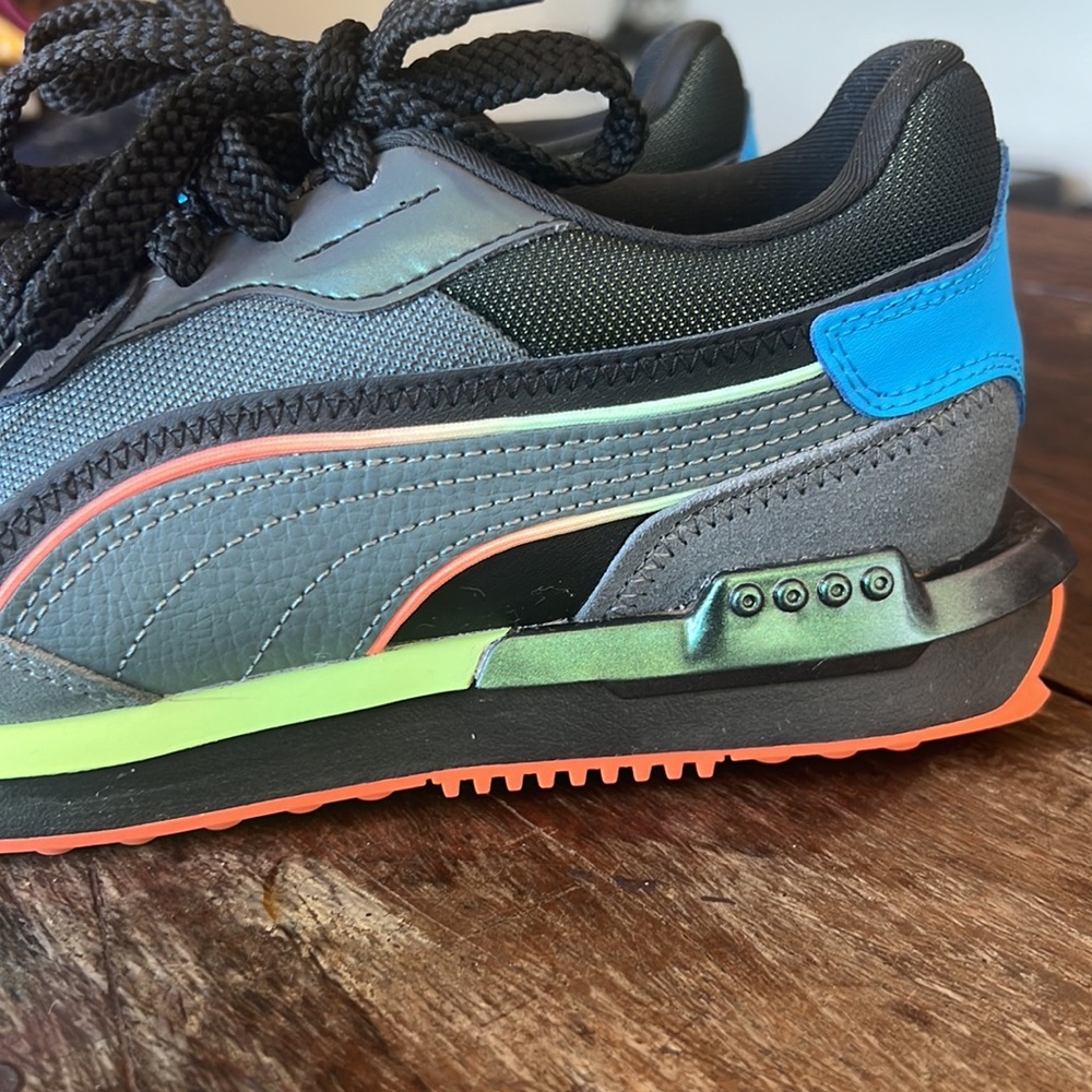 RARE!! Retro Pumas in shades of grey with great pops of color - Picture 4 of 7